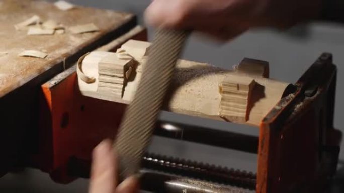 木雕师用锉刀从一块木头上清除多余的木头。木工艺术。手工制作的概念