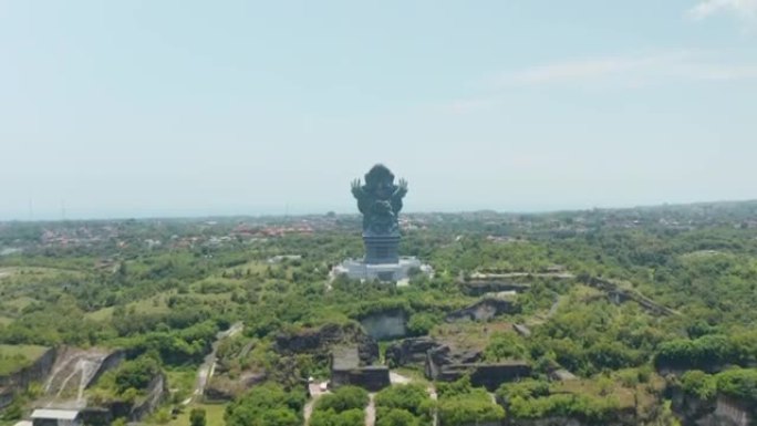 印度尼西亚巴厘岛文化公园中的鹰航Wisnu Kencana大型雕像。在公园中被茂密的绿树包围的大型宗