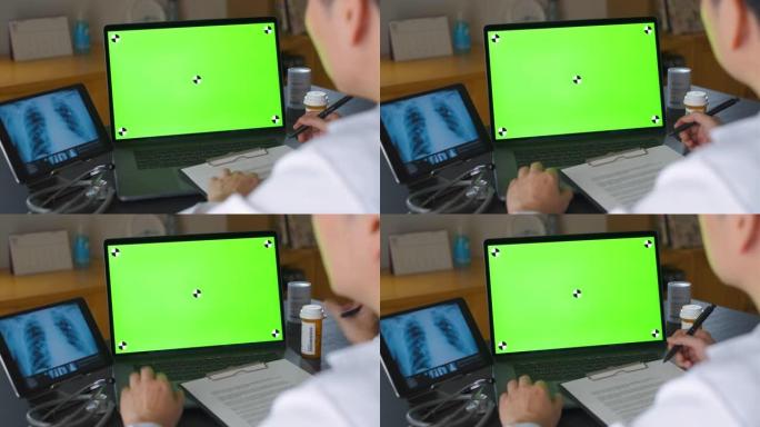 绿色屏幕，医生使用笔记本电脑并与患者进行视频通话，分析患者的肺部放射线图像或胸部x射线图像，向患者解