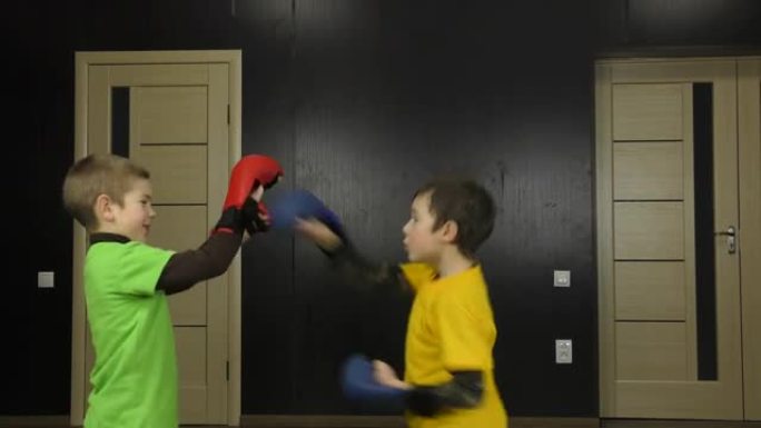 运动员手臂上有红色和蓝色的护垫，穿着黄色和绿色的t恤，练习双人练习