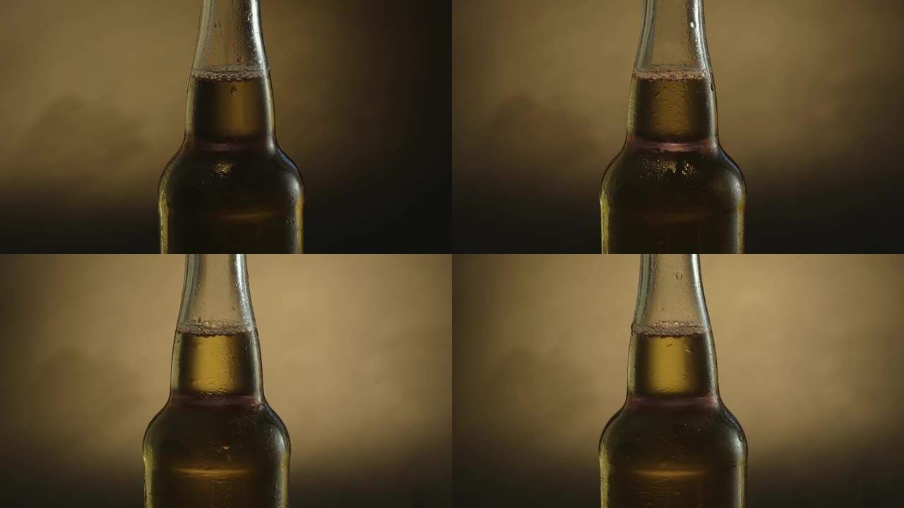 一瓶冰啤酒在黑暗的背景下缓慢旋转。冷光啤酒特写。360度旋转