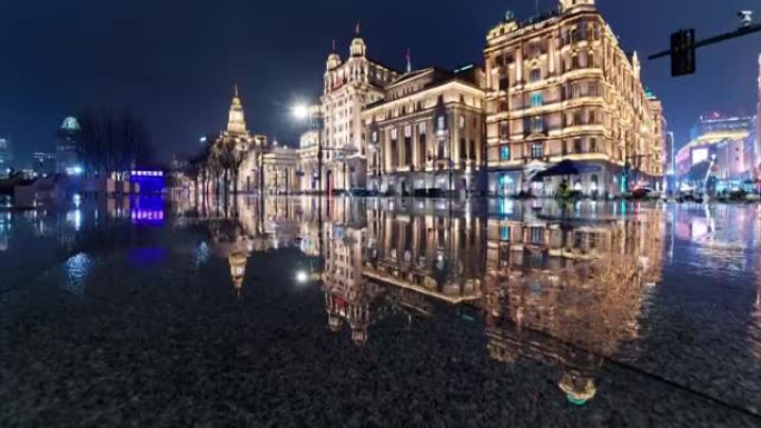 雨天上海外滩景观的4k倾斜延时镜头，夜间驾驶车灯完美反映历史建筑地标。