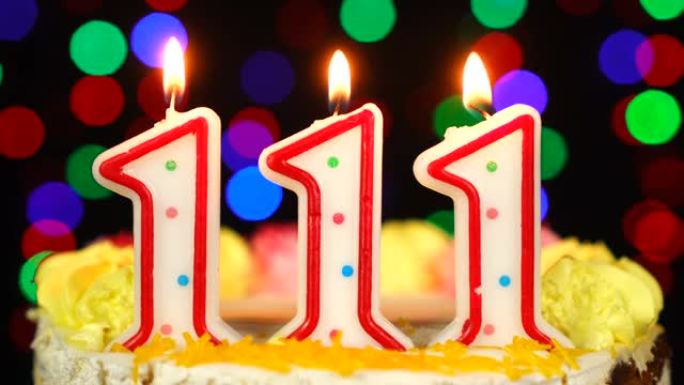 111号生日快乐蛋糕与燃烧的蜡烛顶。