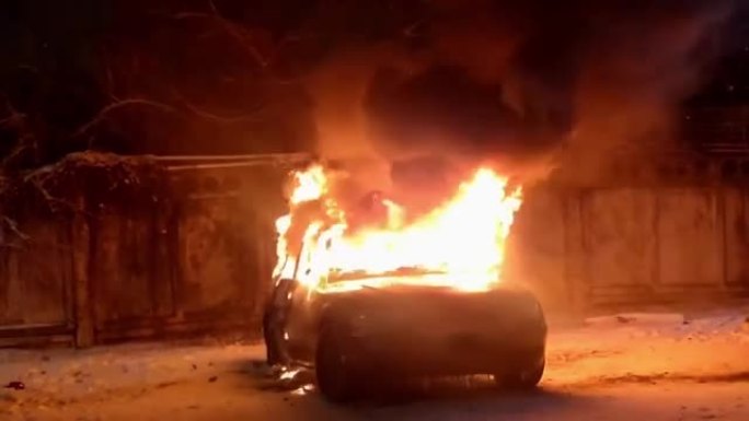 一辆汽车猛烈燃烧时喷火