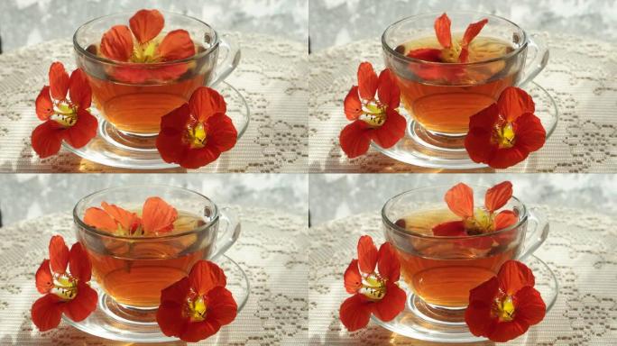金莲花漂浮在白色桌上的凉茶玻璃杯中，在阳光下的窗户玻璃上的冰花，背景
