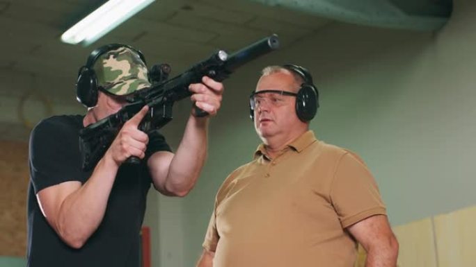 一个男人在射击场学习如何射击步枪。教练向学员展示正确的射击姿势