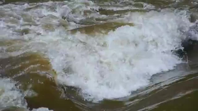 汹涌的河水，眩晕的水流，大雨后旋转的泡沫水波，奥地利穆尔河的混浊急流