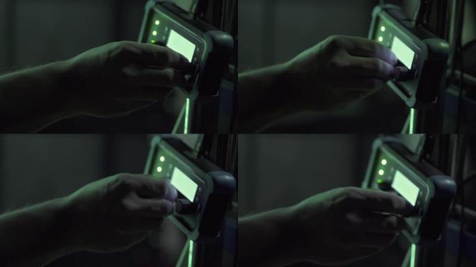 双手转动控制面板以调节灯光。设备的技术设置。