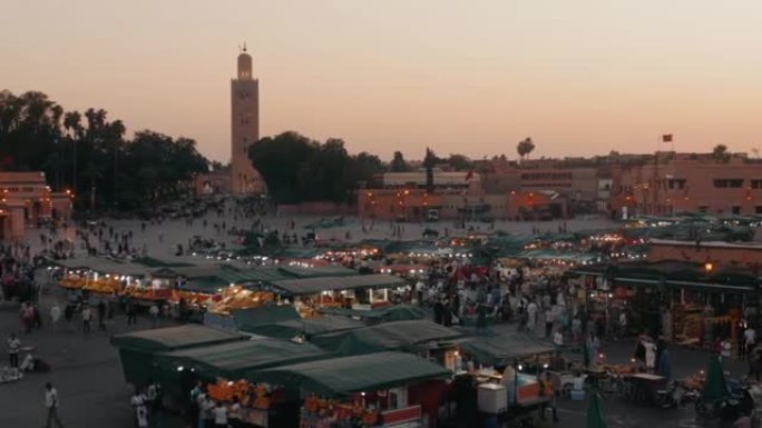 摩洛哥马拉喀什-2019年5月15日: 摩洛哥马拉喀什的Djemaa El-fna。日落时拉马丹·卡