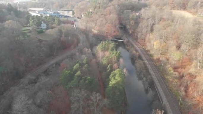 铁路沿水渠，秋景，荒林，落后的空中