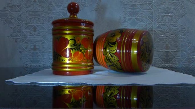 明亮的木制厨房用具。Khokhloma是十七世纪的古老俄罗斯民间工艺。Khokhloma的传统元素是