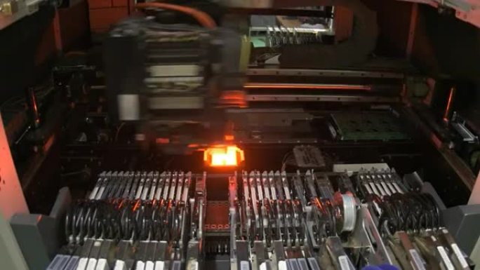 在机器人机器上制造印刷电路板。