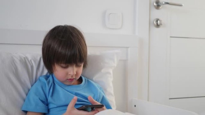 男孩，孩子，床上玩手机，毯子受罪