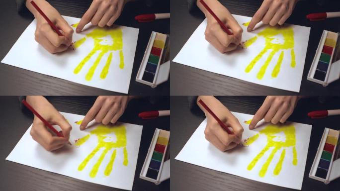 女人用修指甲的手画铅笔画。