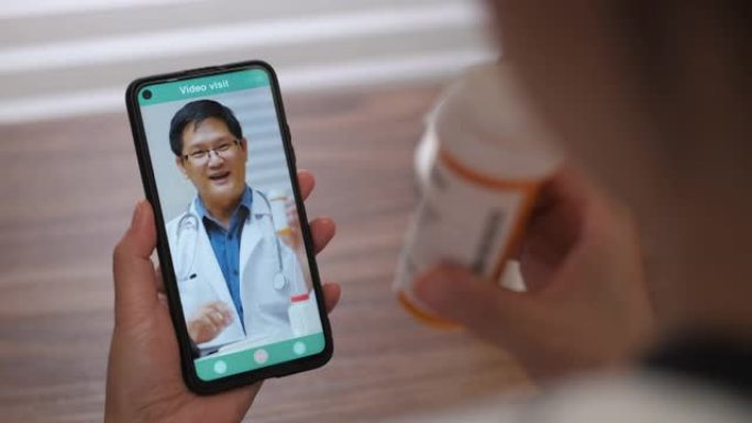 亚洲患者视频电话与她的医生要求处方使用平板电脑，而留在家里，患者有一个视频访问顾问关于她的病情。