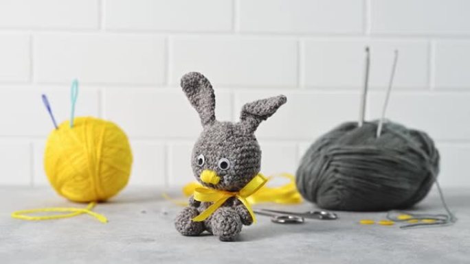 手工编织玩具复活节兔子，以及篮子里的编织配件