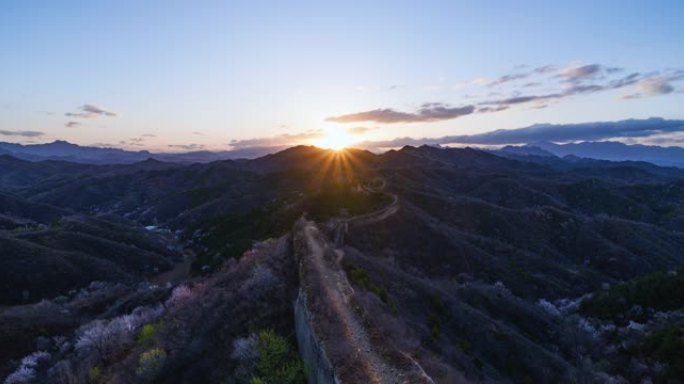 日出时的中国长城，春天美丽的自然风光 (延时)