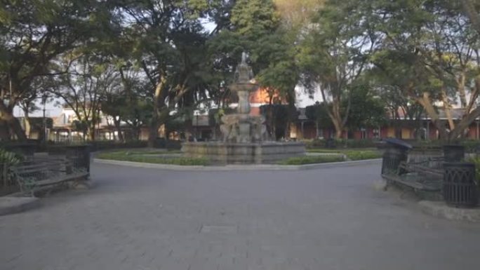 安提瓜危地马拉中央公园在早晨-美丽的殖民公园与一个喷泉在安提瓜危地马拉