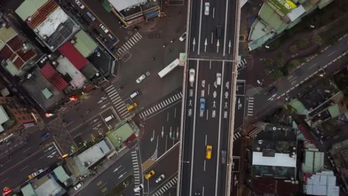 台湾晚间台北市容交通街十字路口空中向下视图4k