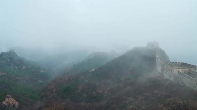 春雨中的中国长城，雨雾中的自然风光 (延时)