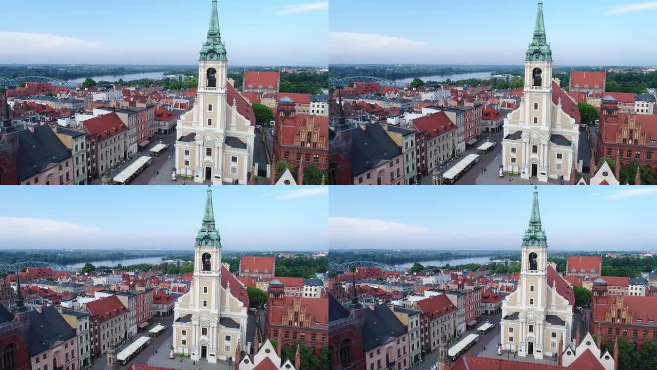 托伦 (toru ń) 的老城广场 (Old Town Square)，钟楼位于前台，唐楼，教堂和维