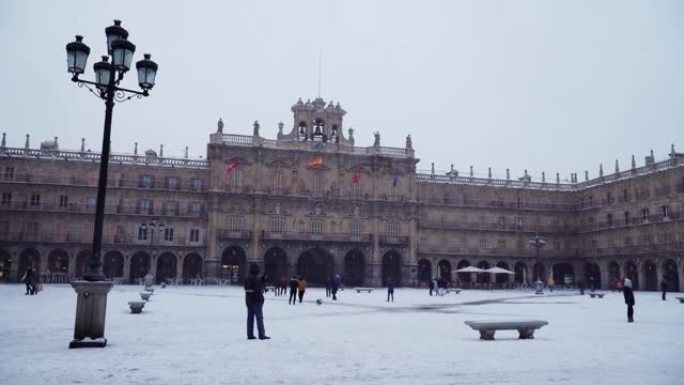 西班牙萨拉曼卡的雪。城市景观。