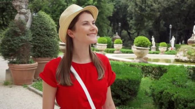女人慢动作走在博尔盖塞别墅公园。在意大利罗马享受假期的女性旅行者