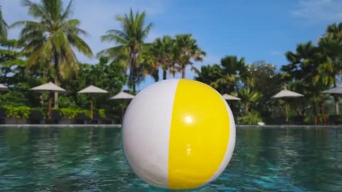游泳池中漂浮的彩色充气沙滩球