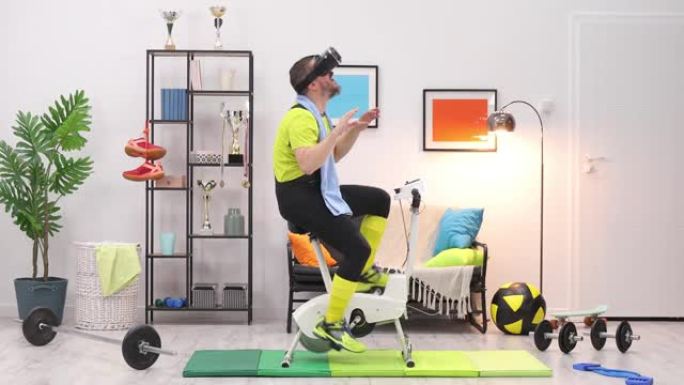 有趣的运动员在健身房锻炼自行车，戴着VR眼镜