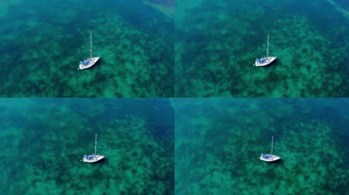海湾一艘中型游艇的鸟瞰图。晴天在公海航行的游艇。在黑海划船。航海航空4k录像。