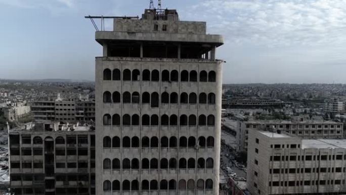 近距离观看叙利亚内战后废墟中的建筑。用4K无人机鸟瞰阿勒颇