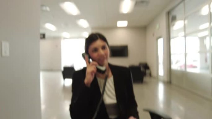 年轻的亚洲女性在美国西部的商业办公环境中使用互联网连接座机电话4k视频系列