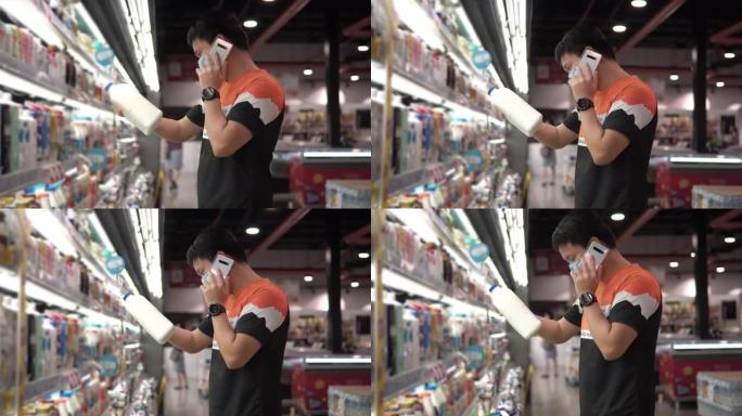 亚洲男子在超市购物时戴着防护口罩。