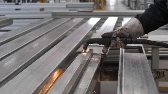 工厂的工人用手焊接。