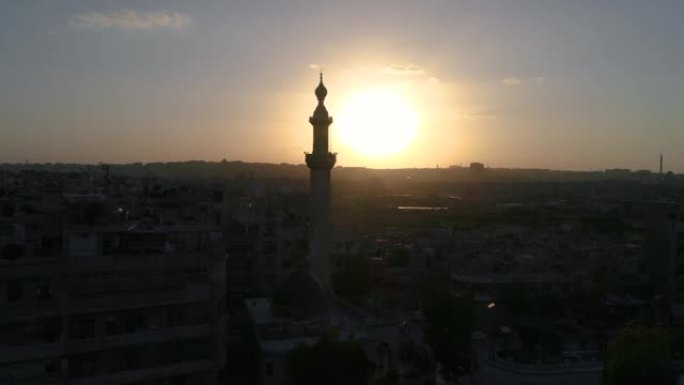 日落下的叙利亚清真寺。我们可以在4K的地平线上看到阿勒颇市