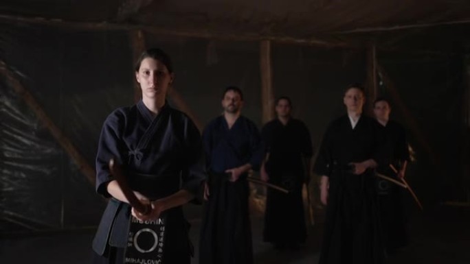 自信的女性Iaido学生，穿着传统和服