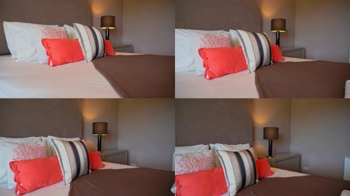 在自然光线充足，整洁的现代卧室中，放大放在床上的枕头。