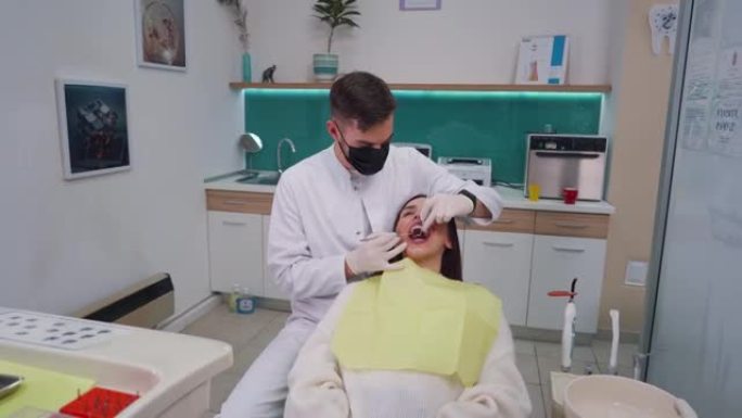 女性患者每月接受牙科检查