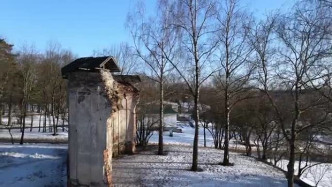 冬季公园的飞行。飞越旧建筑的废墟。无人机在废墟上飞来飞去。