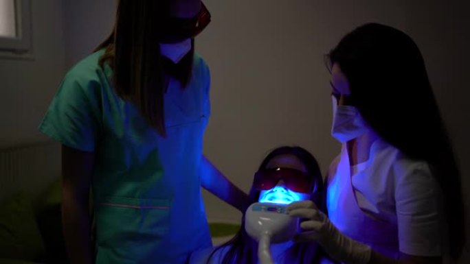 医生用口内扫描仪检查患者的牙齿