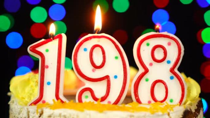 198号生日快乐蛋糕与燃烧的蜡烛顶。