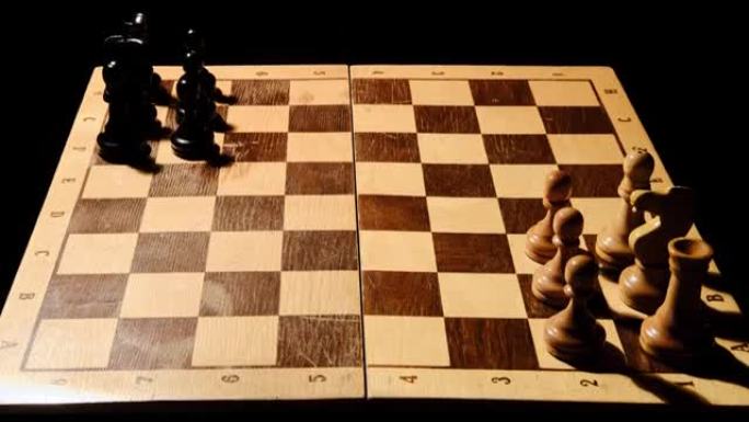 将旧作品放置在复古棋盘上，在黑色背景上延时。棋局开场前的起跑位置
