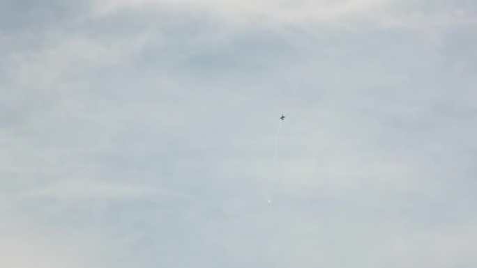F16战斗机的特技飞行表演展示，在开阔的蓝天下进行杂技操纵时，攀登和射击照明弹