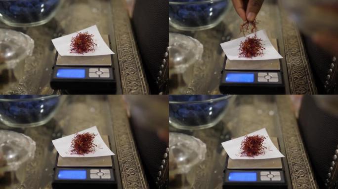 马拉喀什药草商店中用于减肥茶和健康低脂烹饪草药的红花藏红花秤重量
