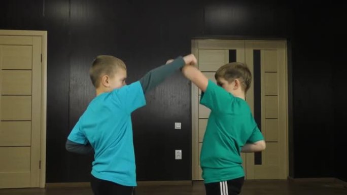 穿蓝色和绿色t恤的男孩练习配对练习