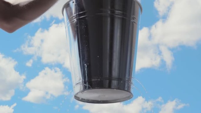 漏水的水桶滴落在蓝天上，比喻。泄露利润等