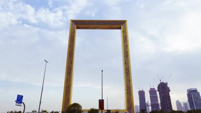 金色的迪拜框架建筑或塔楼，时间流逝，云层移动，迪拜新的阿联酋景点。