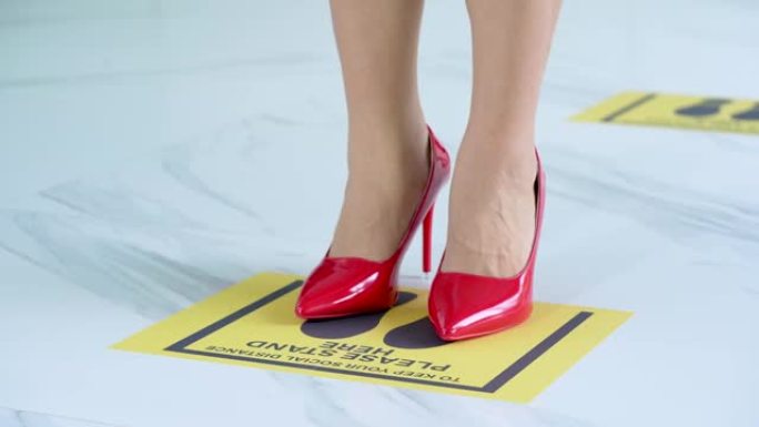 穿着红色鞋子的女性与他人保持距离1米保持距离，防止新型冠状病毒肺炎病毒，社交距离概念。