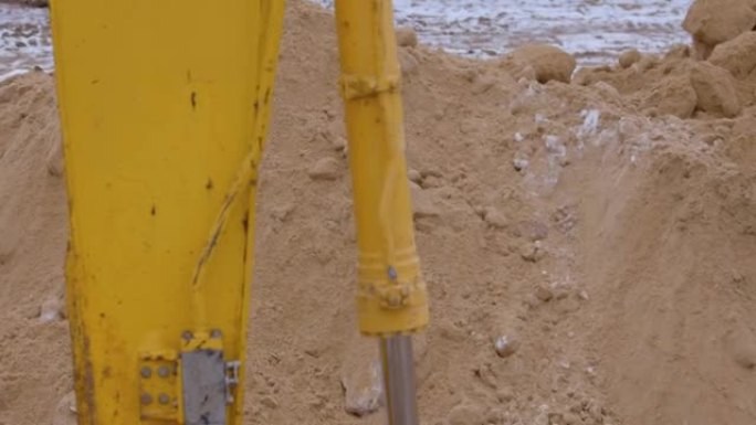 挖掘机挖沟从侧面倒土