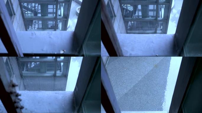 现代商业建筑中的移动电梯。电梯下降。每个楼层的楼梯都可以在窗户前看到。摄像机随电梯移动。